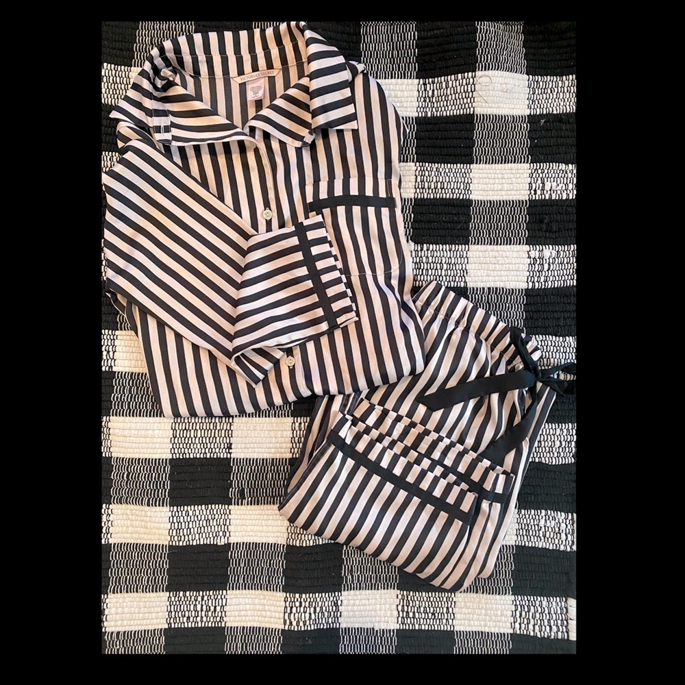 💖🖤NWOT SILKY VICTORIA SECRET PAJAMA SET NWOT